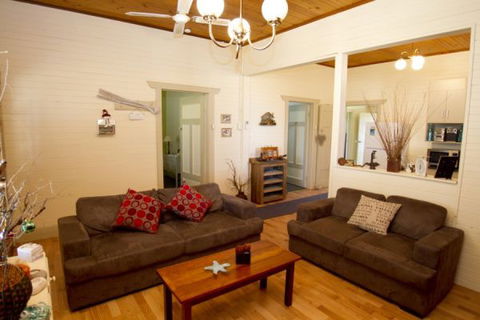 Anderl's Beach Cottage - Holiday Sunshine Coast 2