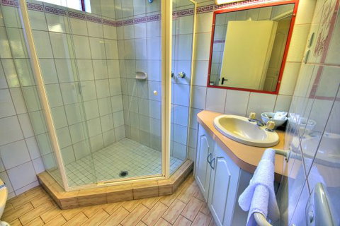 Lorne Coachman Inn - Sunshine Coast Tourism 3