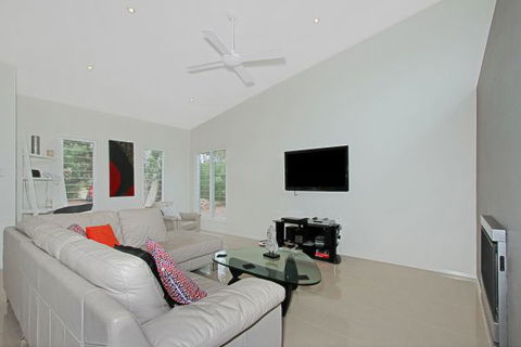 Poolside - Sunshine Coast Tourism 1