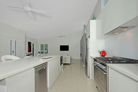 Poolside - Sunshine Coast Tourism 2