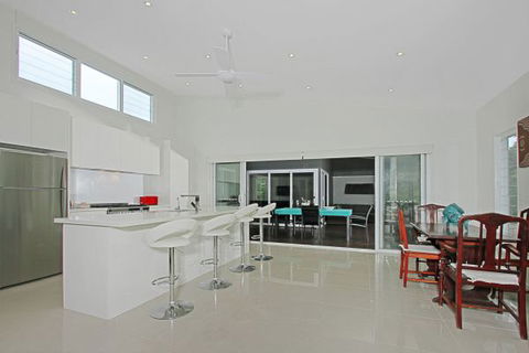 Poolside - Sunshine Coast Tourism 3