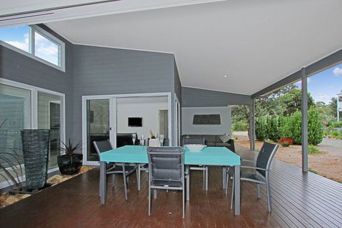 Poolside - Sunshine Coast Tourism 4