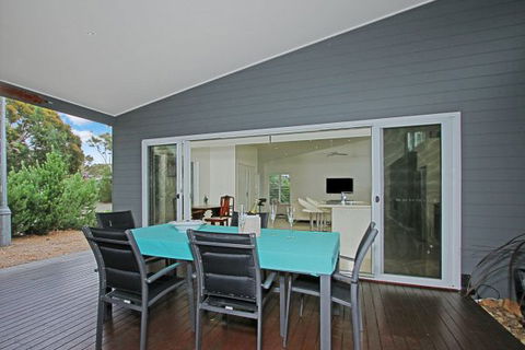 Poolside - Sunshine Coast Tourism 5