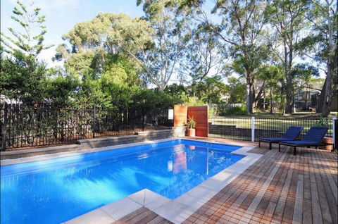 Poolside - Sunshine Coast Tourism 6