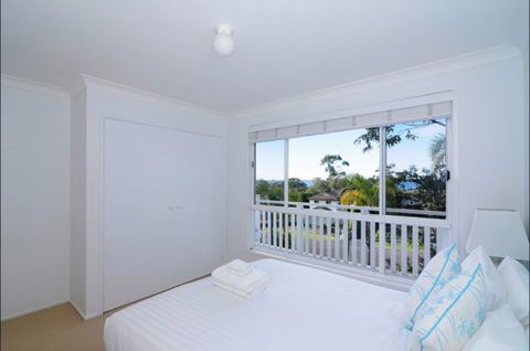 Poolside - Sunshine Coast Tourism 8