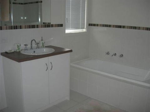 Annies Beach House - Sunshine Coast Tourism 4