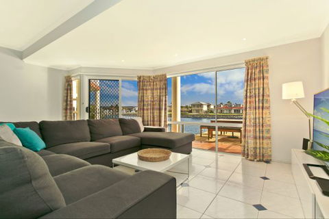 SALT Waterfront Apartment - Holiday Sunshine Coast 0