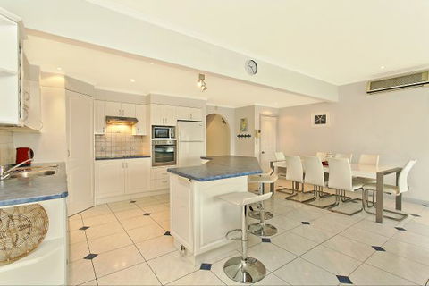 SALT Waterfront Apartment - Holiday Sunshine Coast 2