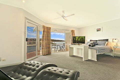 SALT Waterfront Apartment - Holiday Sunshine Coast 4