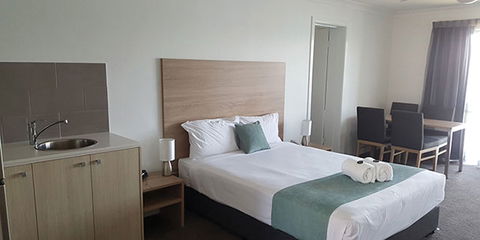 Riverside Resort @ Port - Sunshine Coast Tourism 3