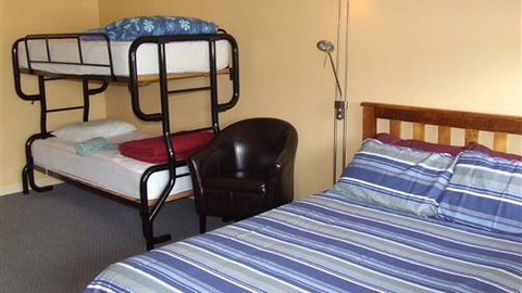 Warrnambool Beach Backpackers - Sunshine Coast Tourism 1