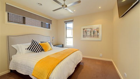 Canadian Lakehouse - Sunshine Coast Tourism 1