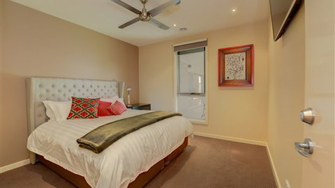 Canadian Lakehouse - Sunshine Coast Tourism 2