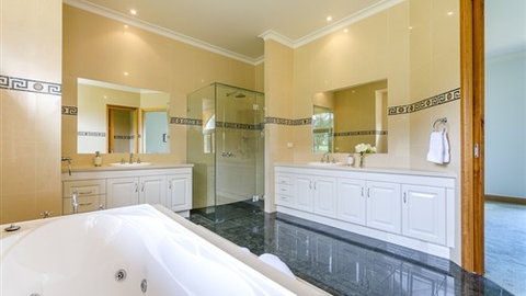 Tuscan Getaway - Holiday Sunshine Coast 5