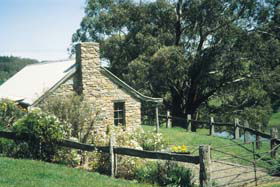 Adelaide Hills Country Cottages - Gum Tree Cottage - Holiday Sunshine Coast 0