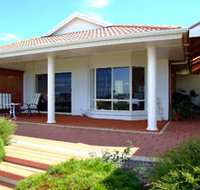 Close Encounters Bed and Breakfast - Sunshine Coast Tourism