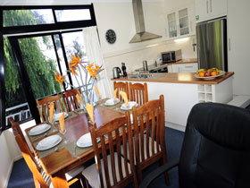 Boats And Bedzzz - The Murray Dream Self-contained Moored Houseboat - Sunshine Coast Tourism 1