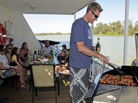 Boats And Bedzzz - The Murray Dream Self-contained Moored Houseboat - Sunshine Coast Tourism 3