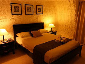 Underground Bed And Breakfast - Sunshine Coast Tourism 0