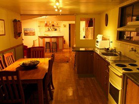 Underground Bed And Breakfast - Sunshine Coast Tourism 2