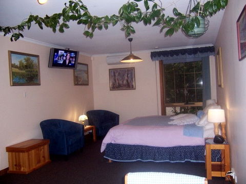 Adelaide Hills Bed & Breakfast Accommodation - Holiday Sunshine Coast 2