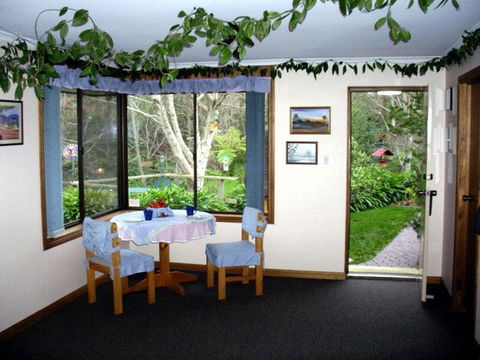 Adelaide Hills Bed & Breakfast Accommodation - Holiday Sunshine Coast 0