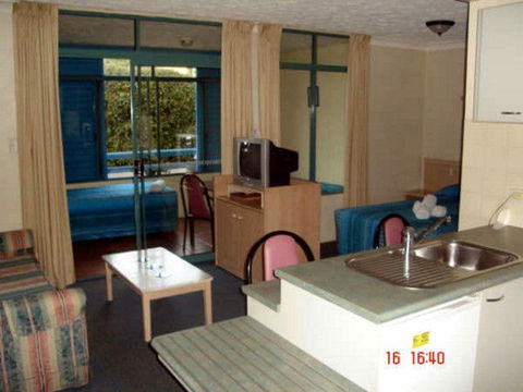 Albion Manor Motel & Serviced Apartments - Holiday Sunshine Coast 1