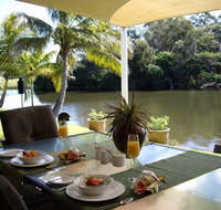 Alexander Lakeside Bed  Breakfast - Holiday Sunshine Coast