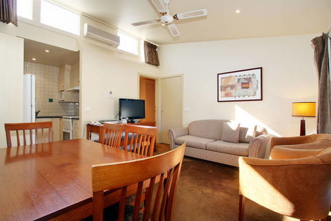 Alzburg Resort - Holiday Sunshine Coast 0