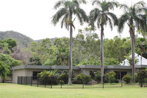 Arcadia Village Motel - Holiday Sunshine Coast 0