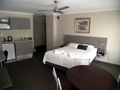 Aston Hill Motor Lodge - Holiday Sunshine Coast 0