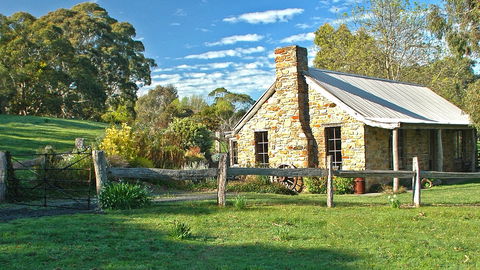 Adelaide Hills Country Cottages - Gum Tree Cottage - Holiday Sunshine Coast 3