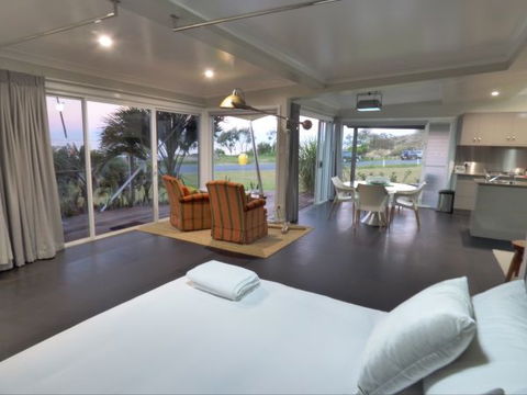 ArtHOUSE Beachfront Accommodation - Holiday Sunshine Coast 3