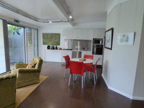 ArtHOUSE Beachfront Accommodation - Holiday Sunshine Coast 9