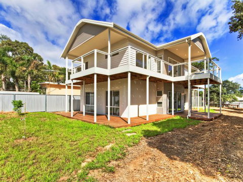 Century 21 Southcoast: White Cedars - Holiday Sunshine Coast 0