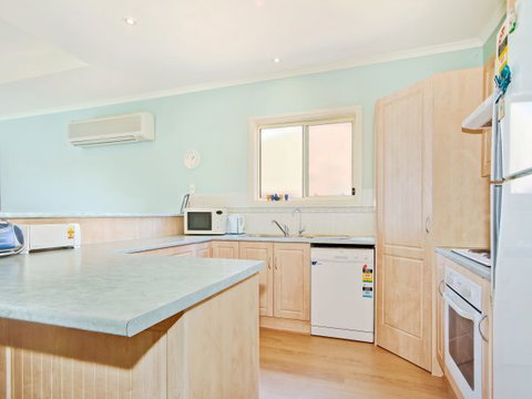 Century 21 SouthCoast: Seaborne Breeze - Holiday Sunshine Coast 1