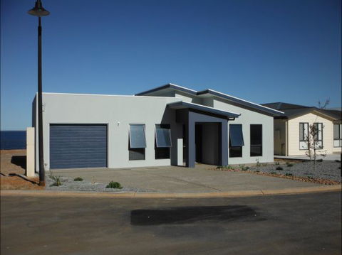 Coastal Getaway - Sunshine Coast Tourism 0