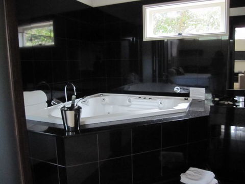 Arusha B&B Retreat - Holiday Sunshine Coast 0