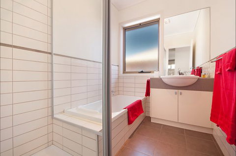 Hamilton Accommodation - Sunshine Coast Tourism 9