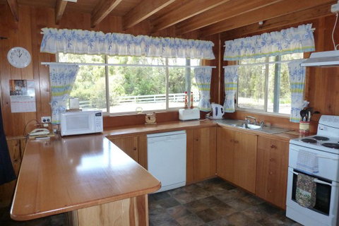 Arties Cottage Accommodation - Sunshine Coast Tourism 3