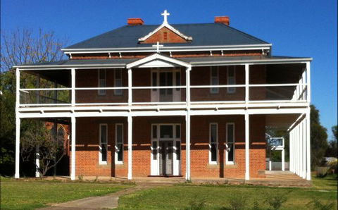 Eddy's Of Canowindra - Holiday Sunshine Coast 0