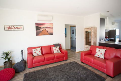 RED FIN Part Of BLUE FIN HOLIDAY HOMES - Sunshine Coast Tourism 0