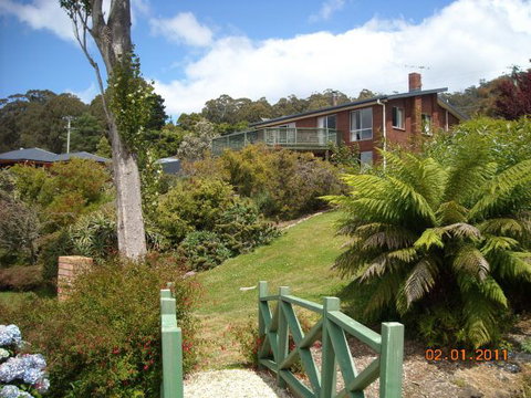 Three Hut Point Waterfront Accommodation - Sunshine Coast Tourism 0