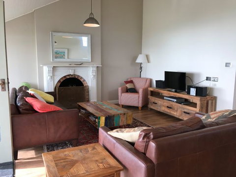 The Caledonian Inn - Sunshine Coast Tourism 0