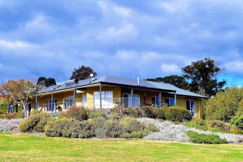 Wild Dog Rise - Sunshine Coast Tourism 0