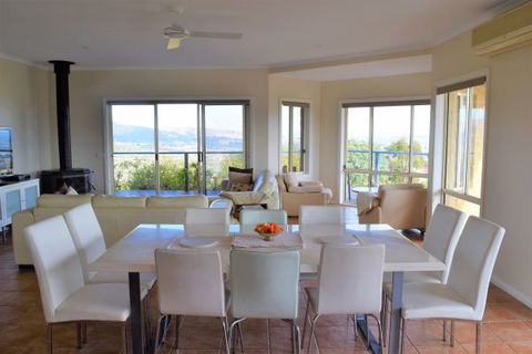 Wild Dog Rise - Sunshine Coast Tourism 2