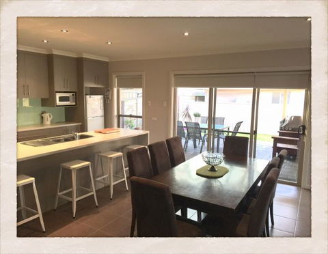 Adore 6 Villa - Holiday Sunshine Coast 2