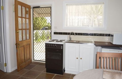 Almond Tree Cottage - Holiday Sunshine Coast 2