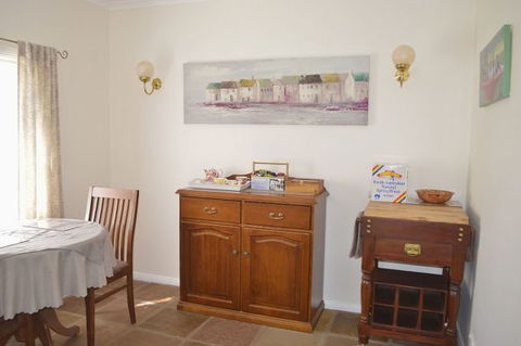 Almond Tree Cottage - Holiday Sunshine Coast 3