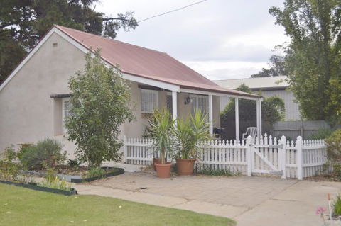 Almond Tree Cottage - Holiday Sunshine Coast 4
